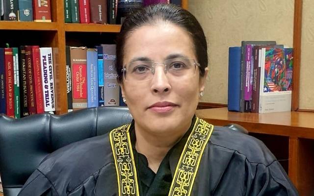 یونیورسٹی آف لندن نے جسٹس عائشہ ملک کو  اعزازی ڈاکٹریٹ کی ڈگری سے نواز دیا