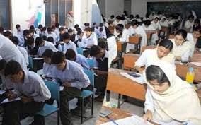 لاہور: انگریزی لازمی کا پرچہ دیتے جعلی امیدوار رنگے ہاتھوں گرفتار