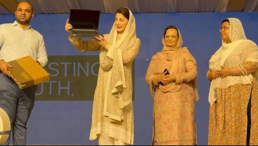 8 سال بعد لیپ ٹاپ سکیم کا آغاز؛مریم نواز نے پہلے فیز کا افتتاح کردیا