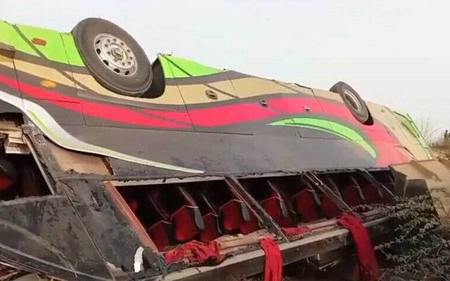 کراچی: بس الٹنے سے 4 مسافر جاں بحق، 25 زخمی