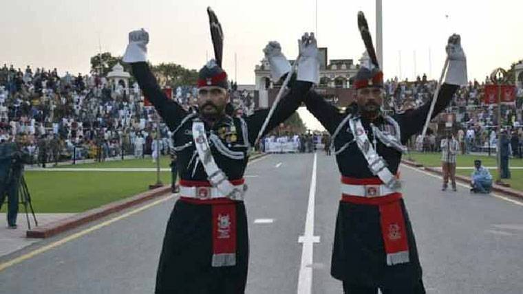  واہگہ بارڈر پر قومی پرچم اتارنے کی تقریب میں شہریوں کی دیوانہ وار شرکت
