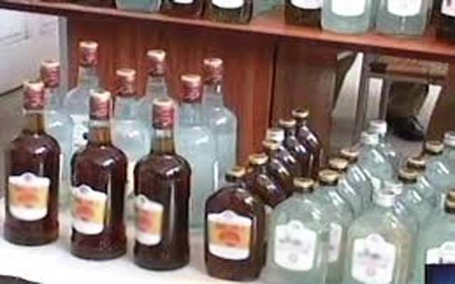 ڈولفن سکواڈ کی منشیات فروشوں کیخلاف کارروائیاں، 10 لیٹر دیسی شراب کا کین برآمد 