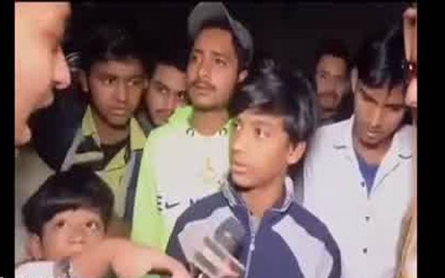لڑنے نے مجمع میں کھڑے ہو کر سچ بتا دیا، متعصب صحافت کو آئینہ دکھا دیا