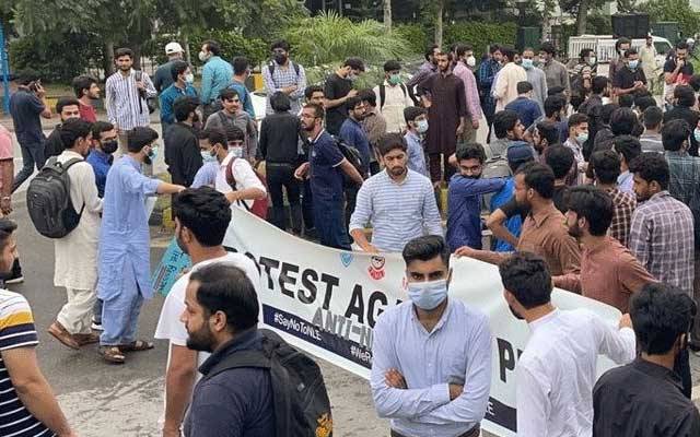 سروسز ہسپتال کے ڈاکٹرز اور پیرامیڈیکل سٹاف کا جیل روڈ پر احتجاج؛مقدمہ درج 