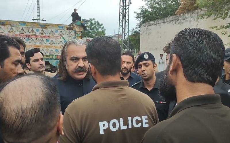 علی امین گنڈا پور کا اڈیالہ جیل کی جانب پیدل مارچ، پولیس سے تلخ کلامی