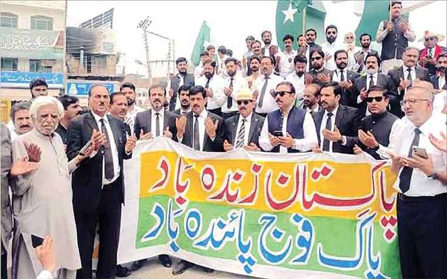 بھارت کو منہ توڑ جواب دینے پر وکلا کی پاک فوج کےحق میں نعرے بازی