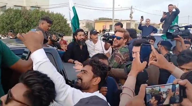 شاہد آفریدی  بھی یومِ تشکر کی ریلی میں آ گئے
