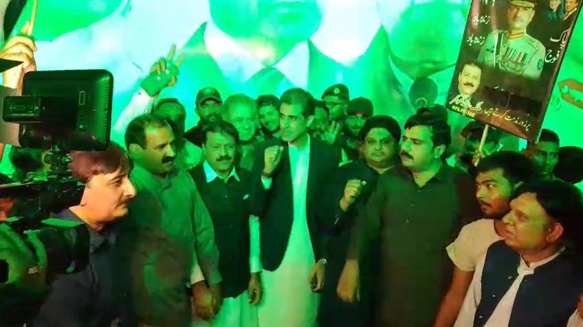 پاکستان کی تاریخی فتح پر اظہار تشکر ;وزرااورکارکن لبرٹی پہنچ گئے 