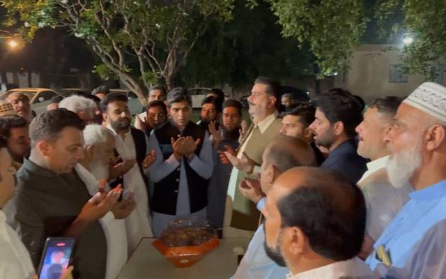 لاہور میں یومِ تشکر کی تقریب، مٹھائیاں تقسیم 