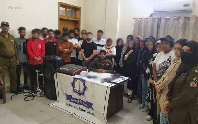 لاہور: ڈانس پارٹی پر چھاپہ، 39 مرد، 18خواتین کو حراست میں لیا گیا