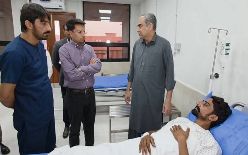 محسن نقوی کا بھارتی حملے میں زخمی توقیر عباس کی عیادت کیلئے ہسپتال کا دورہ