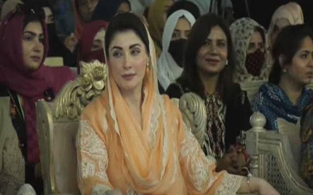 فیصل آباد:وزیراعلیٰ پنجاب مریم نواز کی لیپ ٹاپ تقسیم کی تقریب میں شرکت