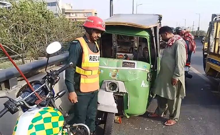کلمہ فلائی اوور پرمسافررکشہ اورلوڈرکے درمیان تصادم