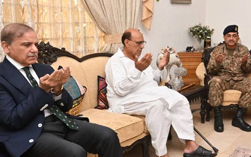 یومِ تشکر: وزیرِ اعظم اور آرمی چیف کی اسکواڈرن لیڈر عثمان یوسف شہید کے گھر آمد