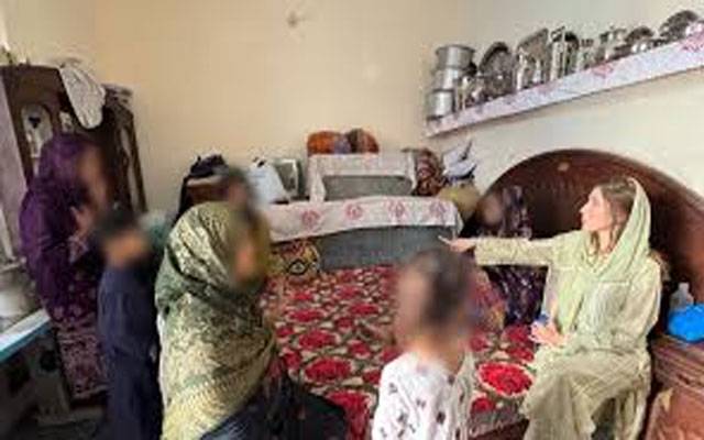  کاہنہ : حنا پرویز بٹ کی زیادتی کا شکار کمسن بچی اور والدین سے ملاقات
