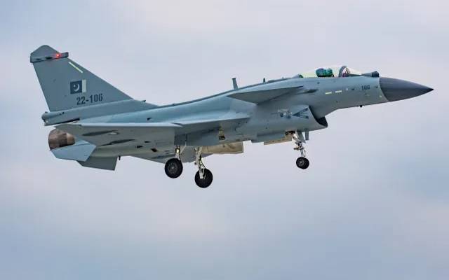 J-10 لڑاکا طیارہ F-16 طیاروں کیلئے بڑا خطرہ بن سکتا ہے: امریکی جریدہ کا اہم انکشاف