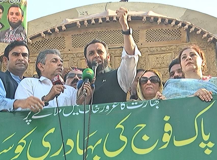 جو قوم سر پر کفن باندھ کر گھر سے نکلتی ہو، اس قوم کو کوئی شکست نہیں دے سکتا، عطاء اللہ تارڑ