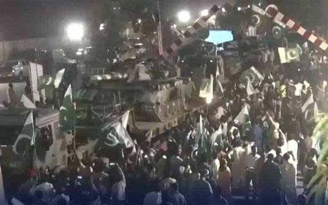 بارڈر سے واپسی؛ پاک فوج کے دستوں کا لاہور میں پر تپاک استقبال