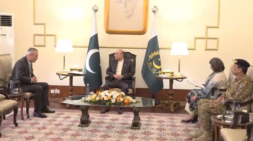  صدر مملکت آصف علی زرداری کو   مختلف ممالک کے پاکستان میں نامزد سفراء نے سفارتی اسناد پیش کر دی