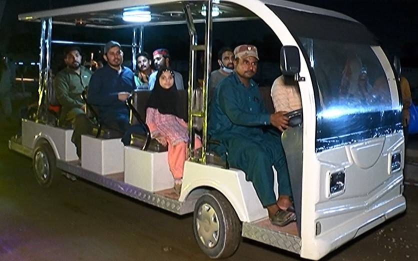 قربانی کے جانور خریدنے والوں کے لیے فری ٹرام سروس