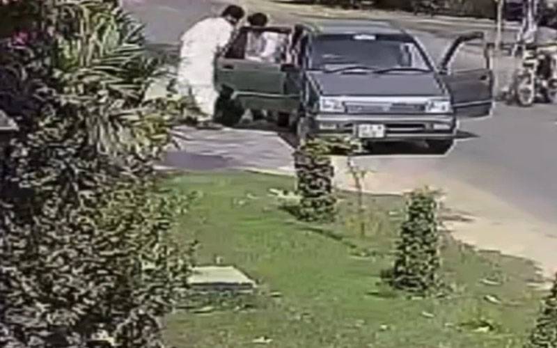  لاہور: کار سواروں نے خاتون کو اغوا کرلیا، واردات کی فوٹیج منظر عام پر آگئی