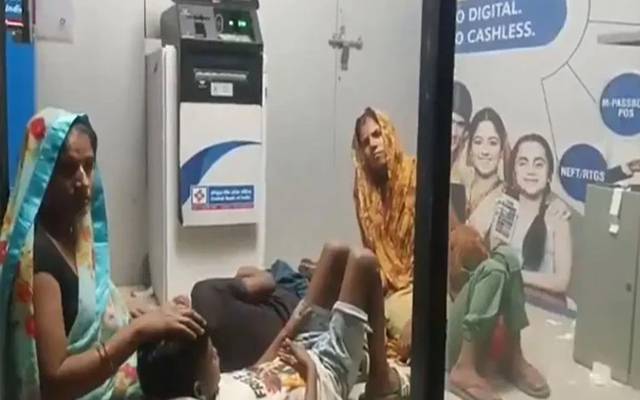 گرمی اور لوڈشیڈنگ کے ستائے خاندان نے اے ٹی ایم بوتھ میں ڈیرے ڈال لیے