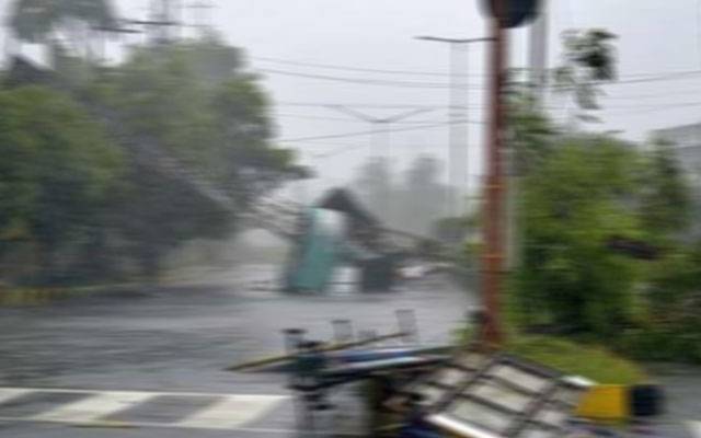 لاہور ؛ تیز آندھی کے باعث 6 مختلف حادثات، 2 افراد جاں بحق