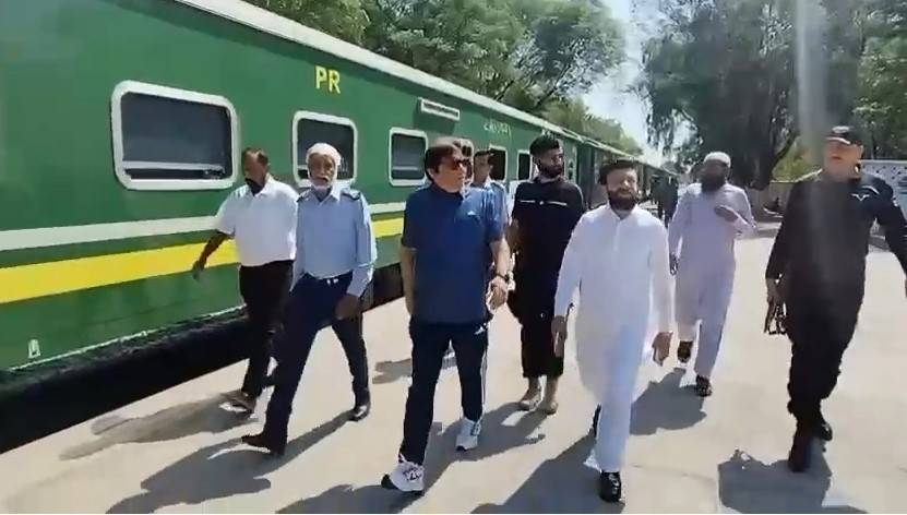 ریلوے کو ملک کا معتبر اور پسندیدہ سفری ذریعہ بنانے کی کوشش کررہے ہیں ؛ وزیر ریلوے 