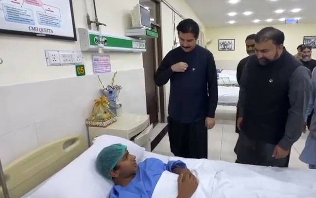 گورنر خیبر پختونخوا کی سی ایم ایچ کوئٹہ آمد، اے پی ایس بس حملہ کے زخمی بچوں کی عیادت کی