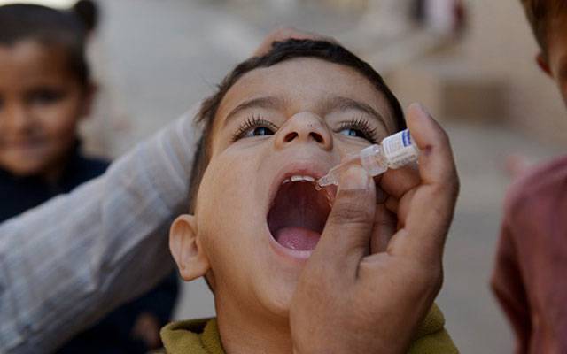 انسداد پولیو مہم کا پہلا روز مکمل، ایک لاکھ سے زائد بچوں کو قطرے پلائے گئے