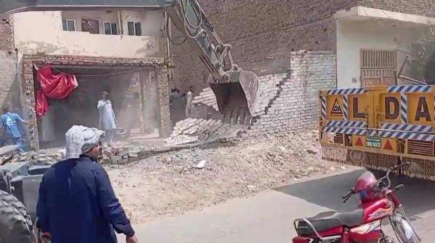 ایل ڈی اے کا جوہر ٹاؤن میں آپریشن ، پلاٹ واگزار اور تعمیرات مسمار
