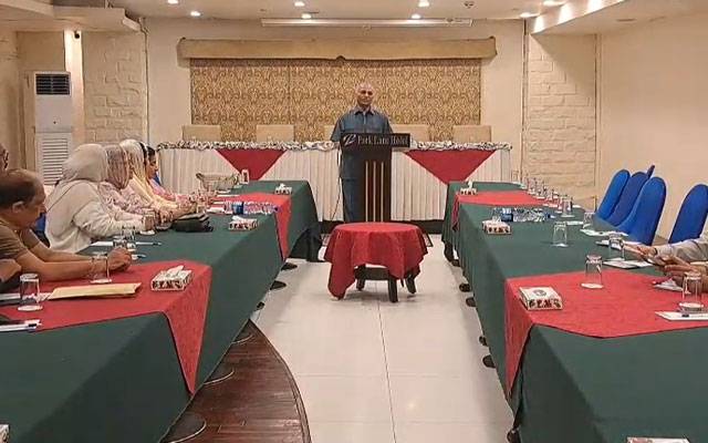 چھٹیوں میں 3ماہ کی یکمشت فیس کی بجائے 1-1ماہ کی فیس لینے کا مطالبہ