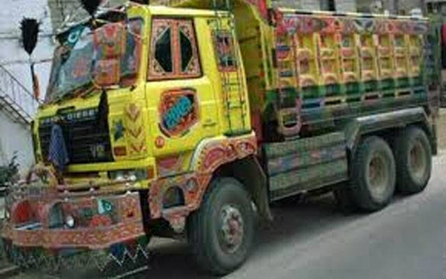 کراچی: ڈیفنس موڑ پر تیز رفتار ڈمپر بنگلے میں جا گھسا