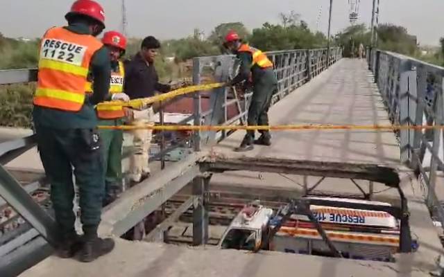  خانیوال ریلوے اسٹیشن کا ناقص پل گرگیا، ملازم جاں بحق