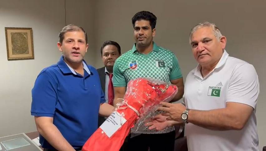 گولڈ میڈل جیتنے والے قومی ہیرو ارشد ندیم وطن پہنچ گئے ، شاندار استقبال 