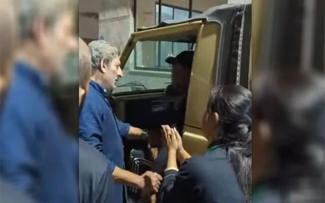 کراچی: خیابان اتحاد میں شہری پر تشدد میں ملوث شخص کا ڈرائیور اور سکیورٹی گارڈ گرفتار
