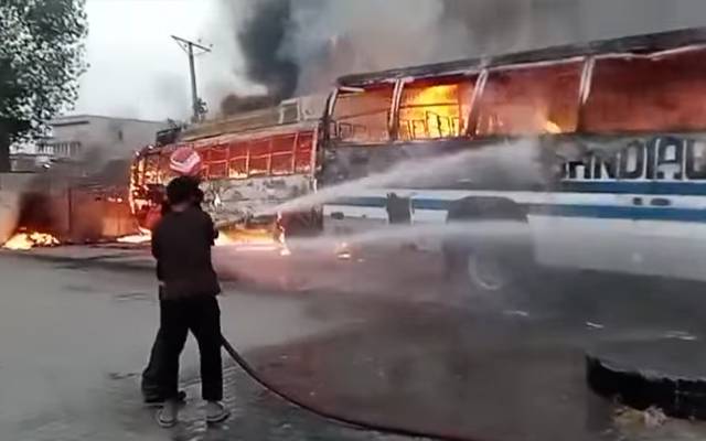 پتوکی: دو مسافر بسیں جل گئیں