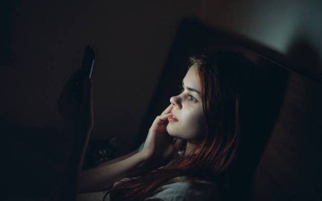 رات دیر تک جاگنے کے عادی افراد کے لیے خطرے کی گھنٹی بج گئی 