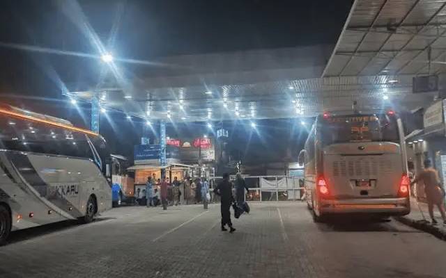 لاہور؛ مشہوربس سروس جعلی شناختی کارڈز پر مسافروں کی انٹری کرتے پکڑی گئی