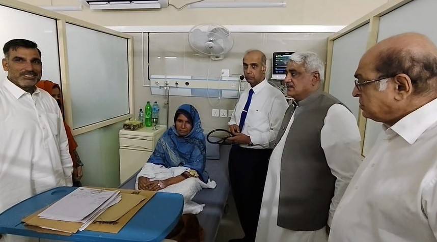 صوبائی وزیر سپیشلائزڈ ہیلتھ کی پی آئی سی آمد؛ بھارتی شیلنگ سے زخمی خاتون کی عیادت کی 
