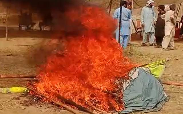  پیسے نہ ملنے پر وینڈر نے مویشی منڈی میں کناتوں کو آگ لگا دی 