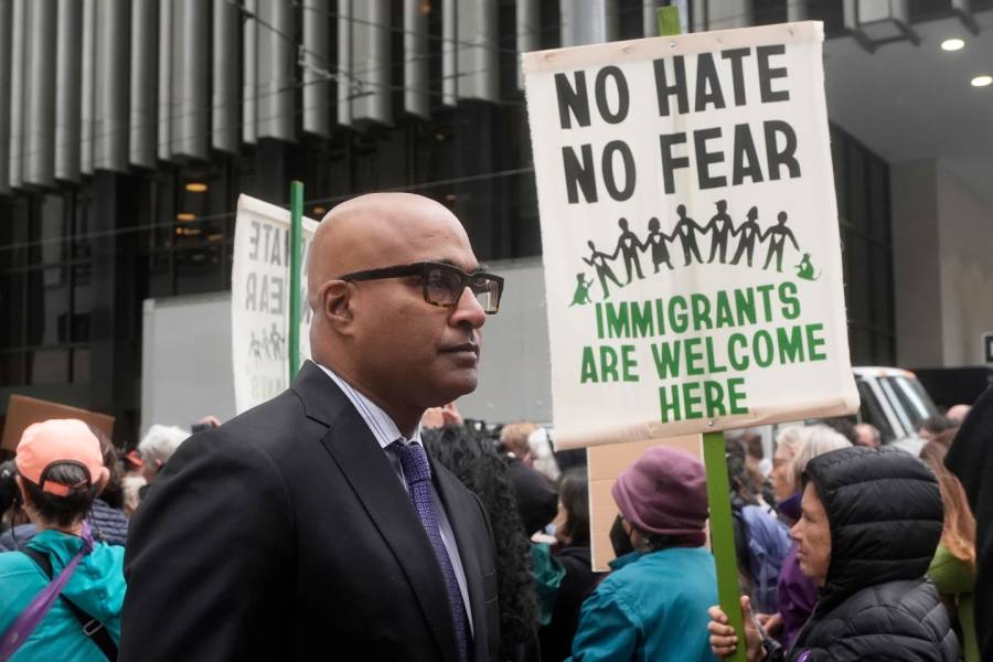 Trump\'s Immigration Policy revolted. City42, Democrate states and Trump\'s policies, Immigrants are welcome here, 