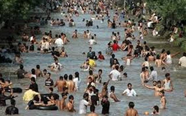 عید کا دوسرا دن؛ گرمی عروج پر، لاہوریے نہر پر پہنچ گئے 