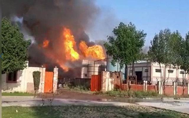 سندر انڈسٹریل اسٹیٹ: سکریپ یارڈ میں آتشزدگی، لاکھوں کا نقصان