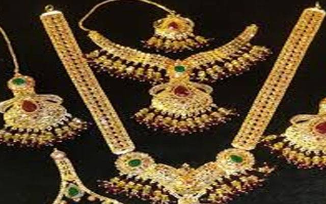 آرٹیفیشل جیولری کو اصلی بتا کر فروخت کرنے والے میاں بیوی  گرفتار