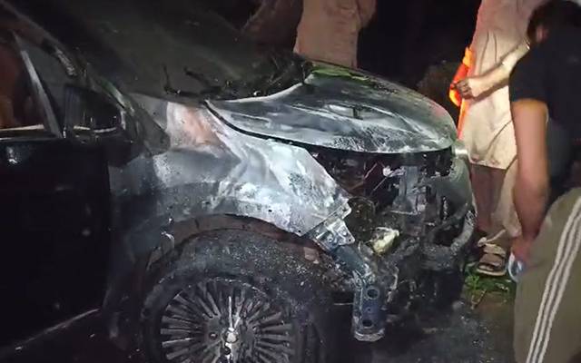  لاہور:کینال روڈ پر گاڑی میں آگ بھڑک اٹھی