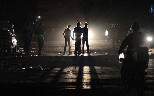 لاہور میں طویل غیراعلانیہ لوڈشیڈنگ، شہری سڑکوں پر نکل آئے