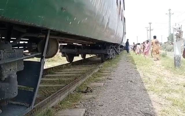 کندھ کوٹ؛ خوشحال خان خٹک ٹرین بڑے حادثے سے بچ گئی 