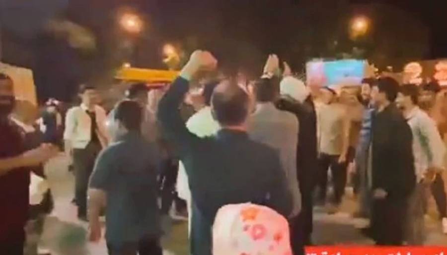 اسرائیل پر میزائل حملوں کے بعد تہران میں ہزاروں افراد کا جشن