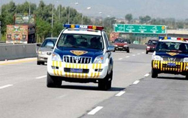 ماحولیاتی معیارپرپورااترنے والی گاڑیوں پر چیکنگ کےبعدماحول دوست سٹیکر چسپاں